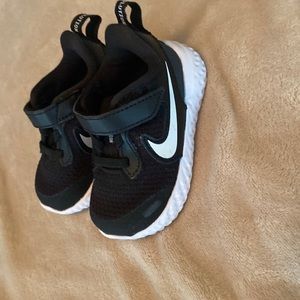 Toddler 4C Nike shoes Worn 1X 🖤🤍